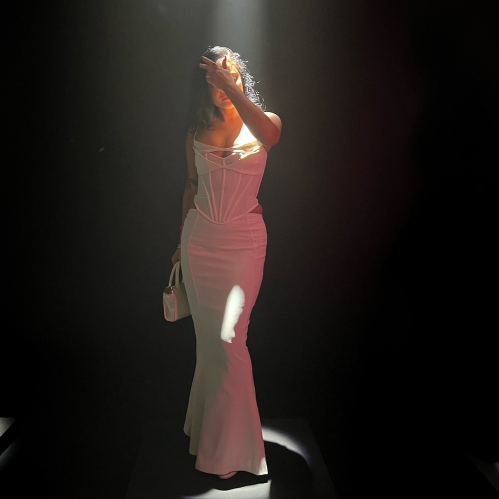 White Long dress, the details are so beautiful little to no stretch. - Picture 4 of 4